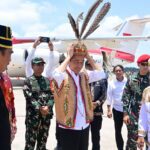 President Jokowi wore Dayak Gaai traditional clothes upon arrival at Kalimarau Airport, Berau, East Kalimantan, Thursday (26/9/2024). (ANTARA/HO-Muchlis Jr-Biro Press Setpres)