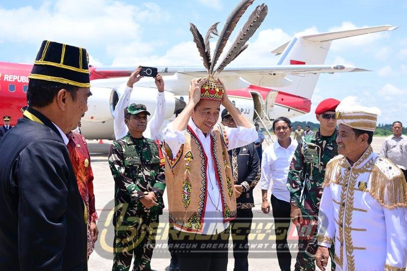 President Jokowi wore Dayak Gaai traditional clothes upon arrival at Kalimarau Airport, Berau, East Kalimantan, Thursday (26/9/2024). (ANTARA/HO-Muchlis Jr-Biro Press Setpres)