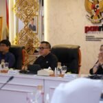 Menteri PANRB Abdullah Azwar Anas bersama Plt. Kepala BKN Haryomo Dwi Putranto dan Sekretaris Kementerian PANRB Rini Widyantini, dalam acara Rakor dengan BKN, di Kantor Kementerian PANRB, Selasa (10/09).