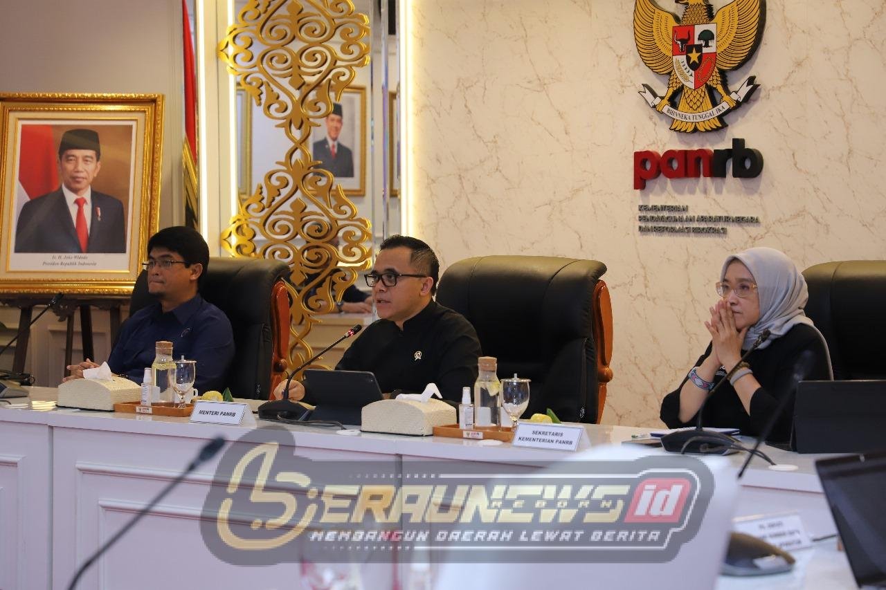 Menteri PANRB Abdullah Azwar Anas bersama Plt. Kepala BKN Haryomo Dwi Putranto dan Sekretaris Kementerian PANRB Rini Widyantini, dalam acara Rakor dengan BKN, di Kantor Kementerian PANRB, Selasa (10/09).