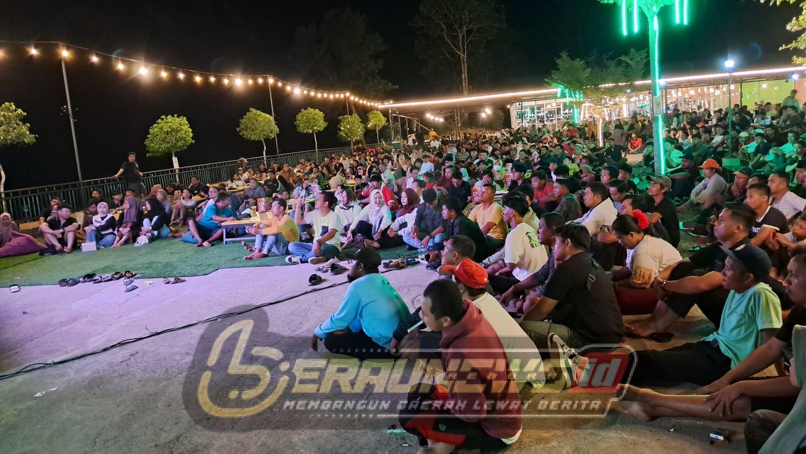 Gamalis Temani Warga Nobar, Puluhan Doorprize Warnai Pertandingan Timnas Indonesia