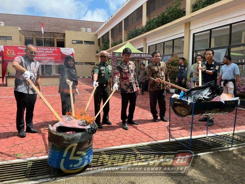 Hendratno Apresiasi Transparansi Kejari Berau dalam Pemusnahan Barang Bukti Kriminal
