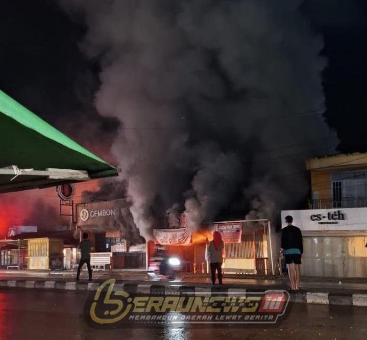 Kebakaran Hebat di Kilo 5, Simpang Empat Menuju Pasar Sanggam Adji Dilayas