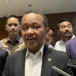 Menteri ESDM Bahlil Lahadalia usai rapat pengambilan keputusan RUU Minerba Badan Legislasi DPR, Senin (17/2/2025). Foto: Fariza/kumparan