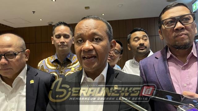 Menteri ESDM Bahlil Lahadalia usai rapat pengambilan keputusan RUU Minerba Badan Legislasi DPR, Senin (17/2/2025). Foto: Fariza/kumparan