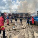 Masih Pakai Korpri, Petugas Pemadam Dikebut ke Lokasi Kebakaran Samping SPBU Maluang