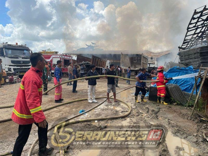 Masih Pakai Korpri, Petugas Pemadam Dikebut ke Lokasi Kebakaran Samping SPBU Maluang