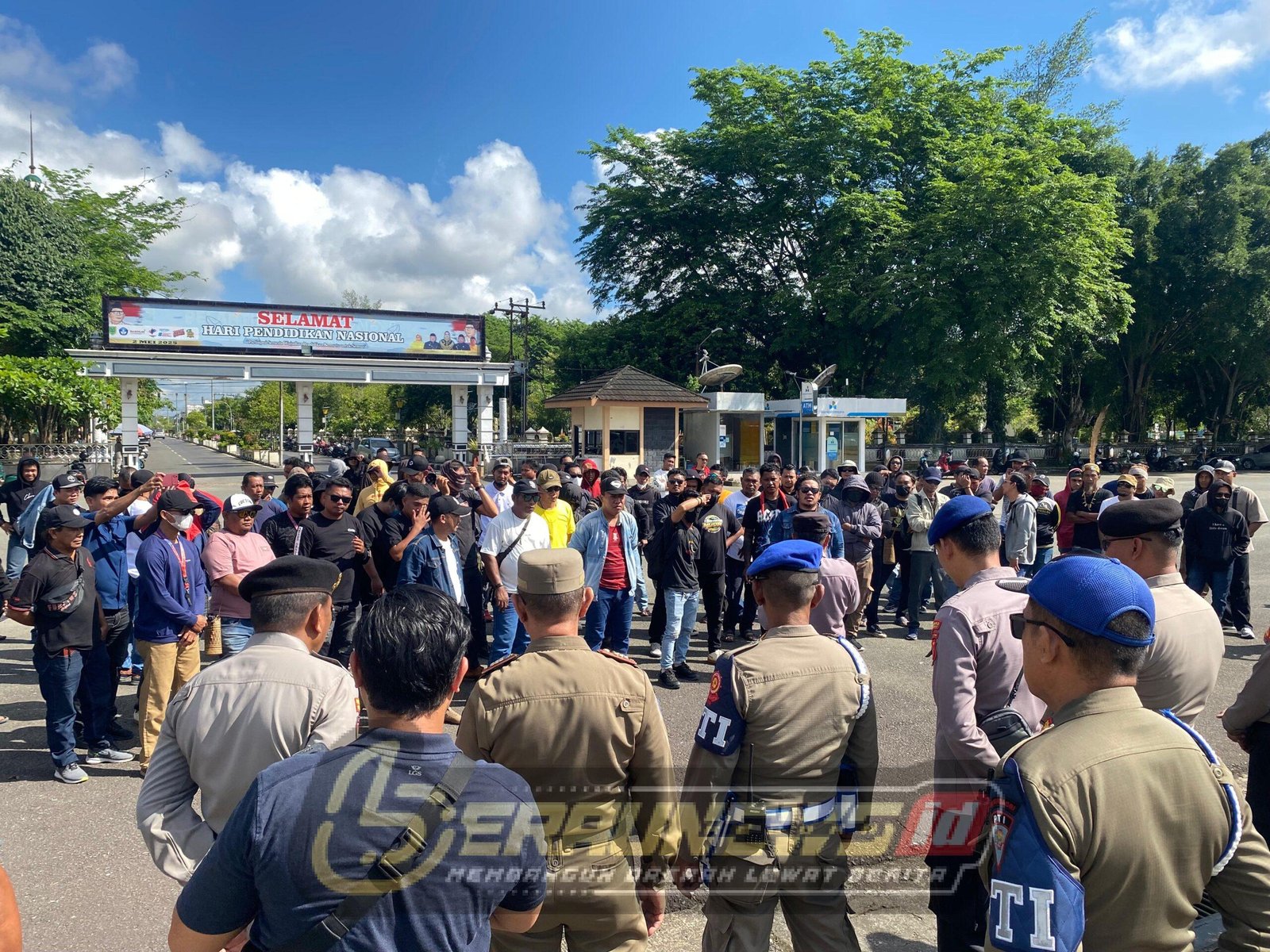 Ratusan Warga Kepung Kantor Pemkab Berau, Desak Perusahaan Tambang Utamakan Tenaga Kerja Lokal