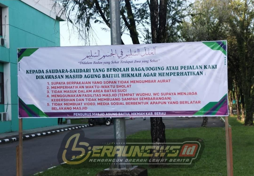 Spanduk Larangan Terpasang, Dokumentasi di Masjid Agung Resmi Dilarang