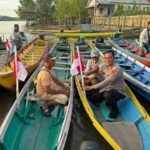 Kapolres Berau Bagikan Bendera dan Beras untuk Motoris Perahu Ketinting