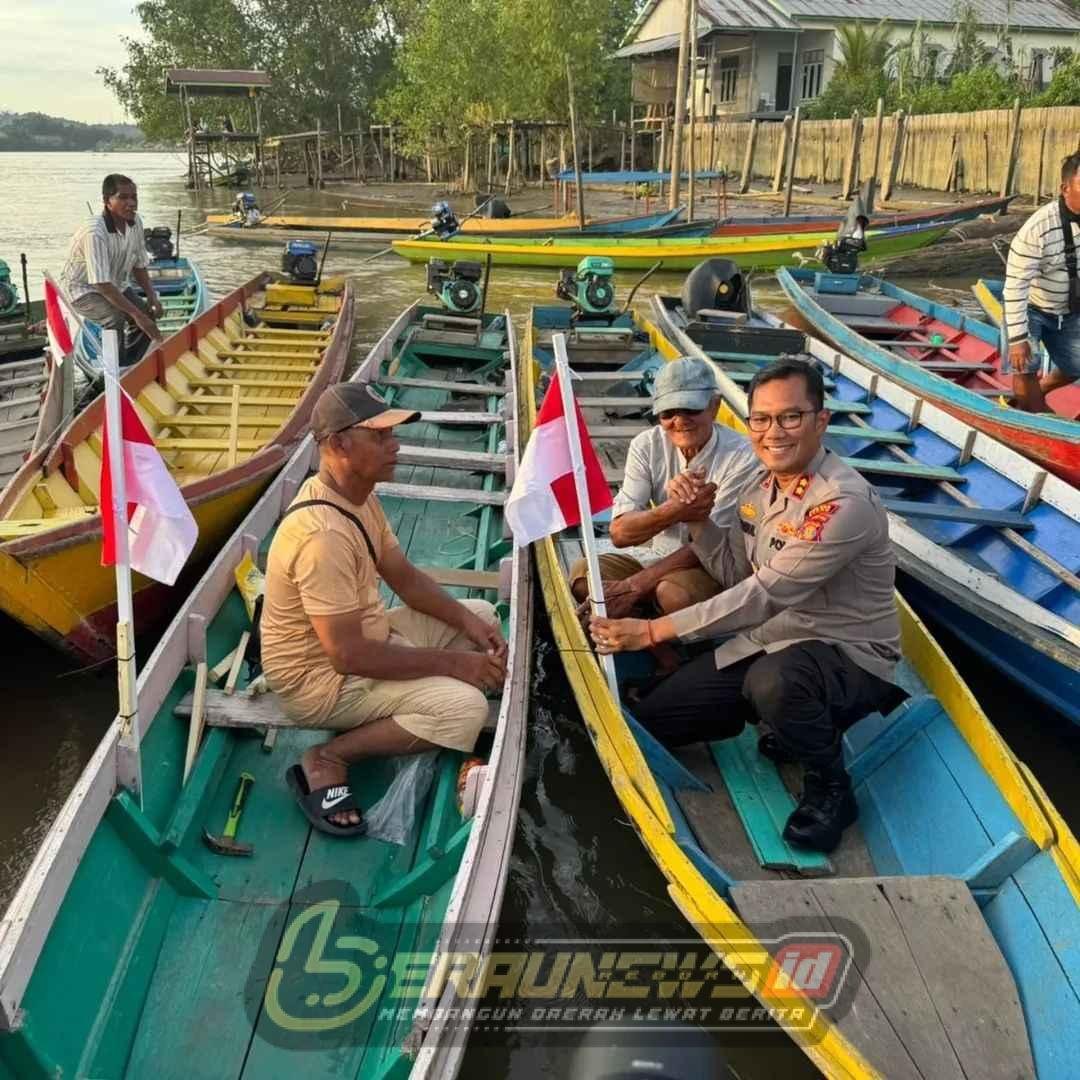 Kapolres Berau Bagikan Bendera dan Beras untuk Motoris Perahu Ketinting