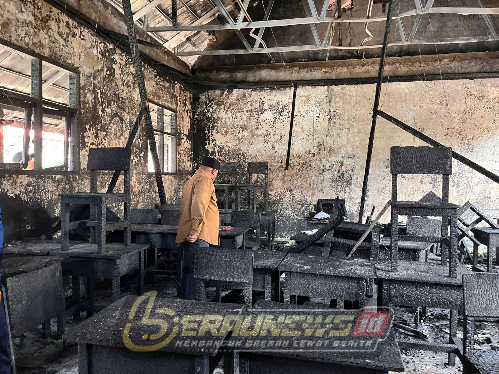 Bangunan Sekolah Hangus, Siswa SMPN 1 Segah Tetap Belajar