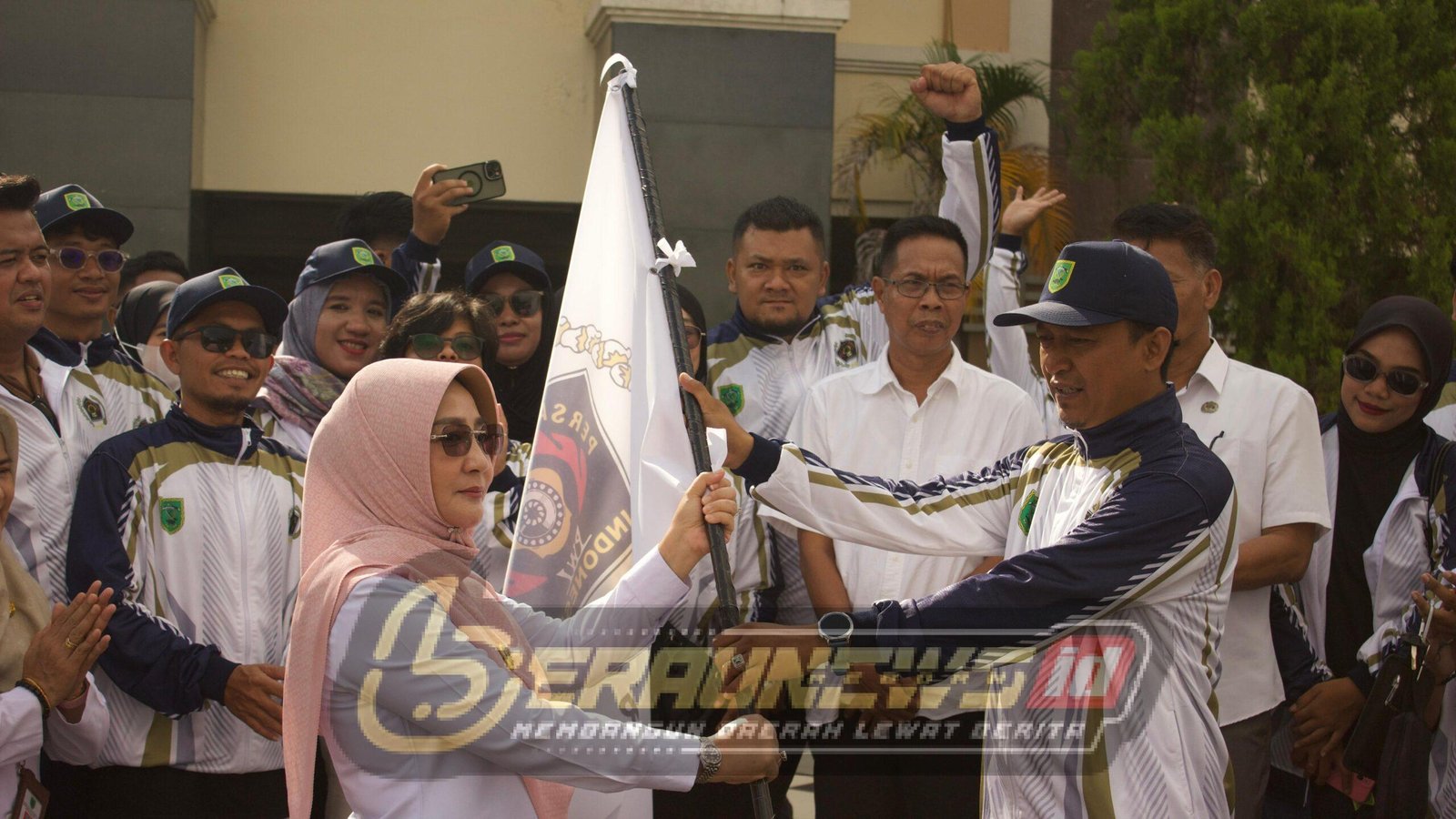 Bupati Sri Juniarsih Lepas Kontingen Wartawan Berau ke Porwarda Kaltim 2025