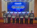 Prof. Zamroni Dianugerahi “Pemimpin Inspiratif” oleh PERMAPENDIS di Forum Internasional UNUJA
