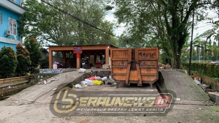 Bau Menyengat TPS Jalan Milono, Ganggu Pengendara hingga Turunan Jembatan Sambaliung