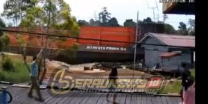Viral! Kapal Tongkang Tabrak Rumah di Muara Muntai, Diduga Tak Kuat Lawan Arus Deras