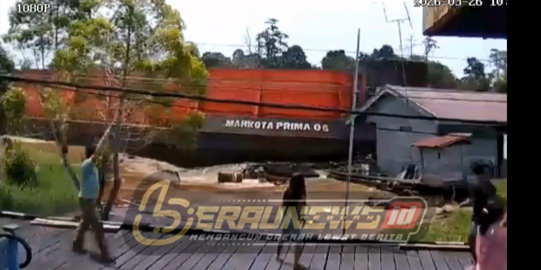 Viral! Kapal Tongkang Tabrak Rumah di Muara Muntai, Diduga Tak Kuat Lawan Arus Deras