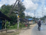 Tiang Listrik di Sambaliung Ditabrak Dua Kali, Kabel Semrawut Ganggu Akses Jalan dan Internet