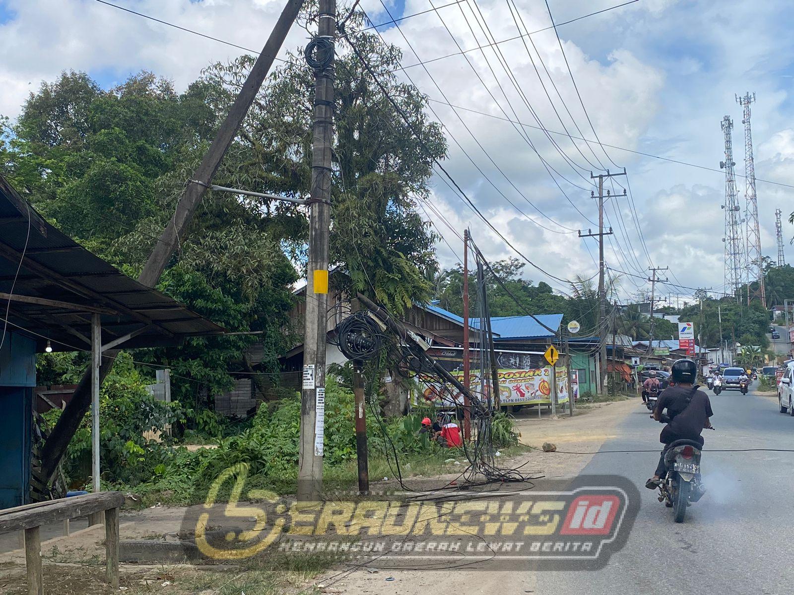 Tiang Listrik di Sambaliung Ditabrak Dua Kali, Kabel Semrawut Ganggu Akses Jalan dan Internet