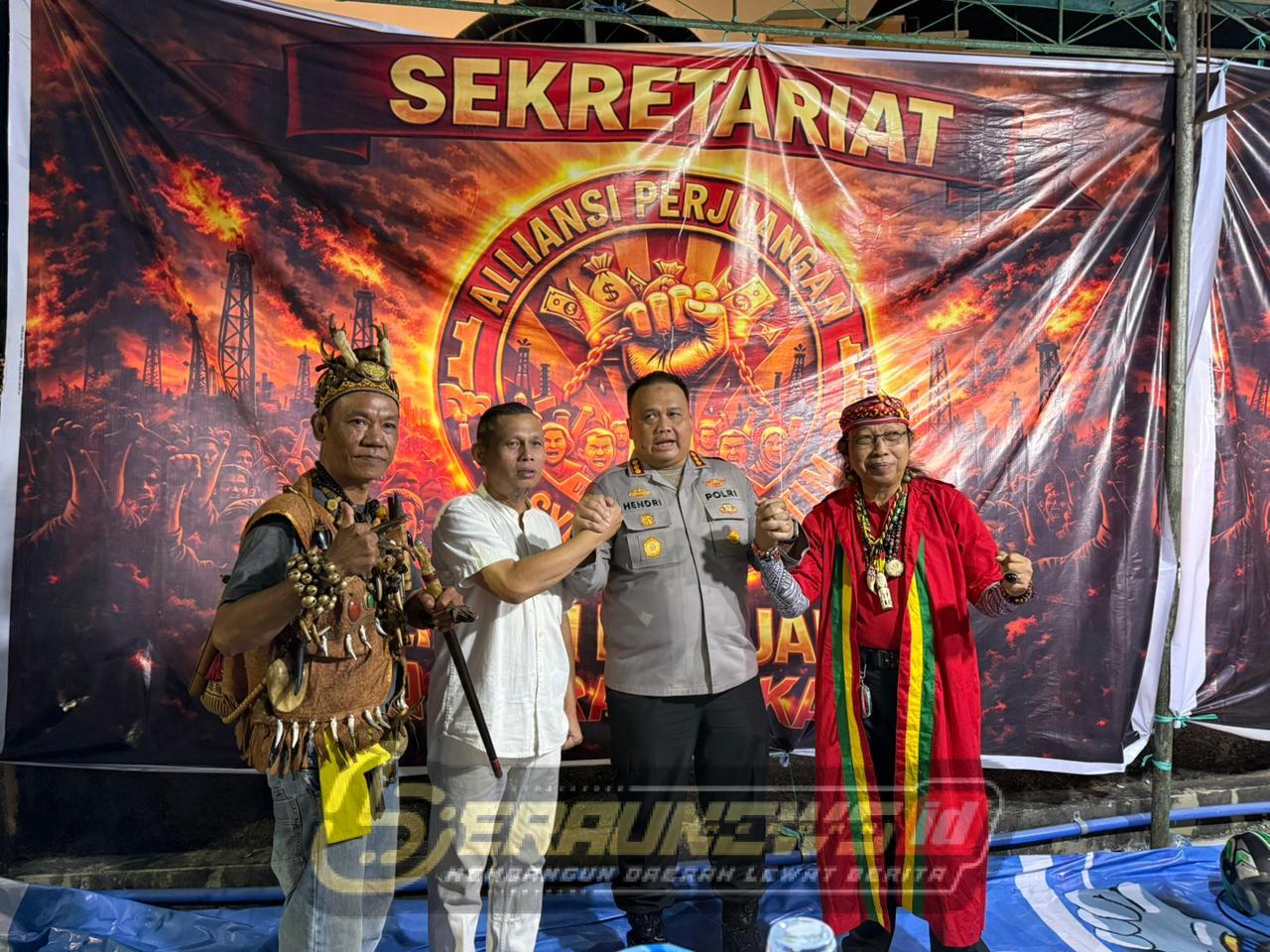 kapolresta Samarinda Kombespol Hendri umar saat mengunjungi posko aksi (dok.ist)