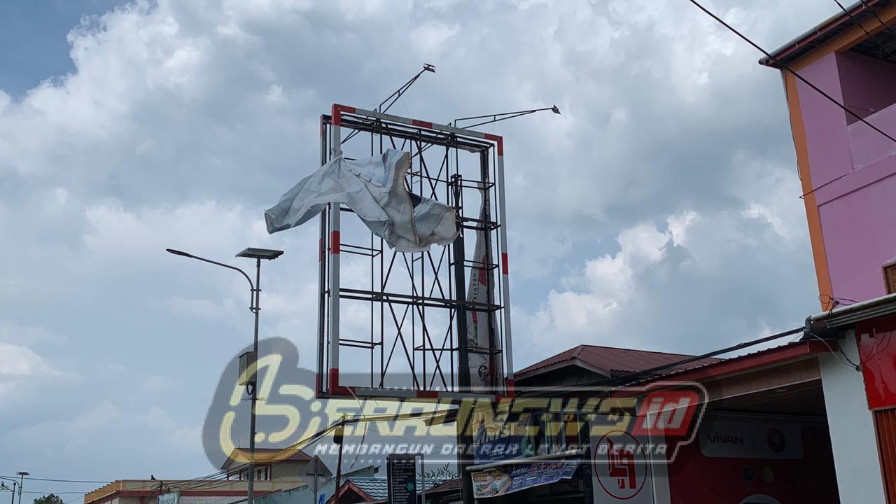 Baliho Rusak di Tanjung Redeb Ancam Pengendara, Dinas Siap Turun Tangan