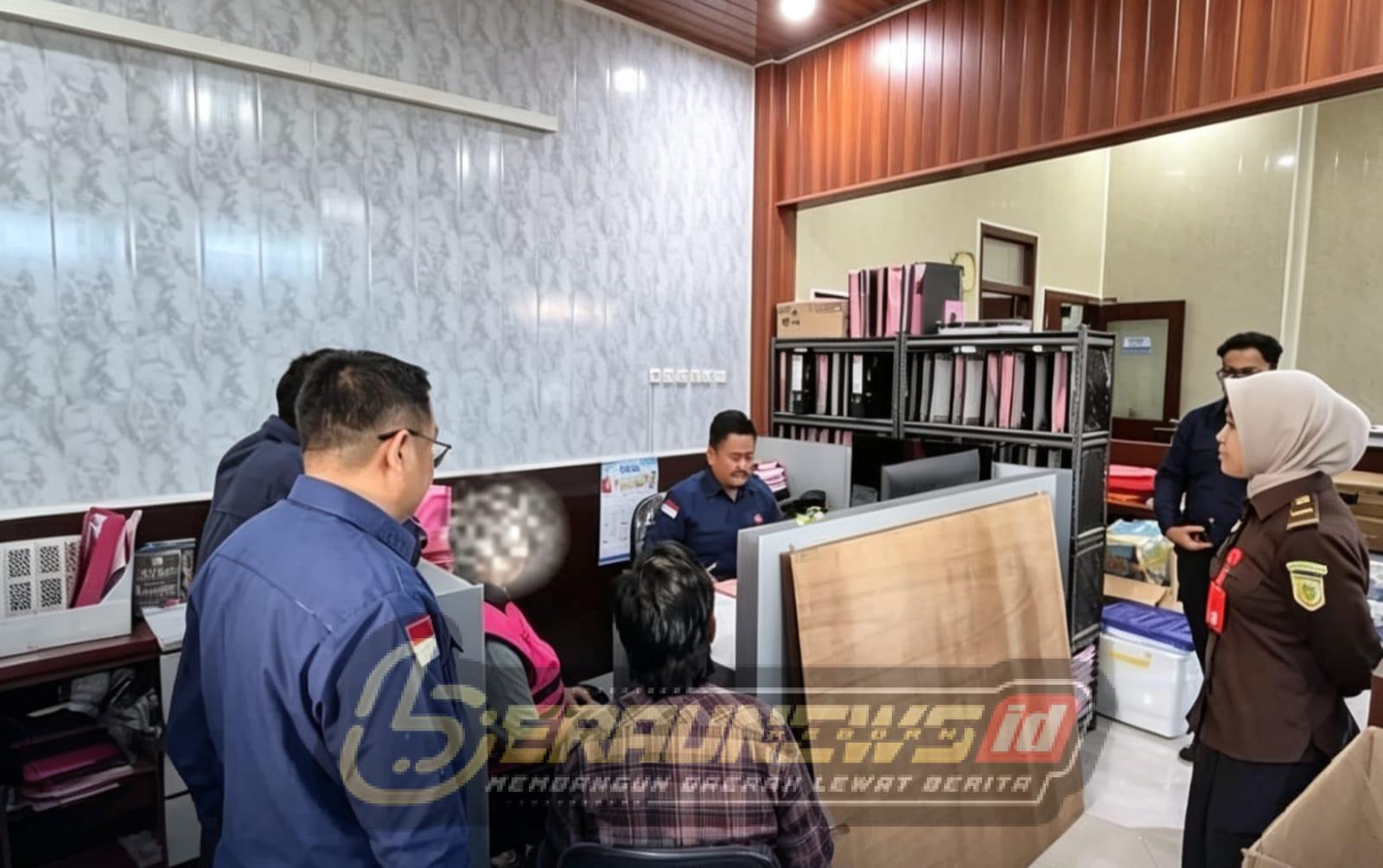 Kejati Kaltara Serahkan Dua Tersangka Korupsi Rp 2,95 Miliar ke JPU