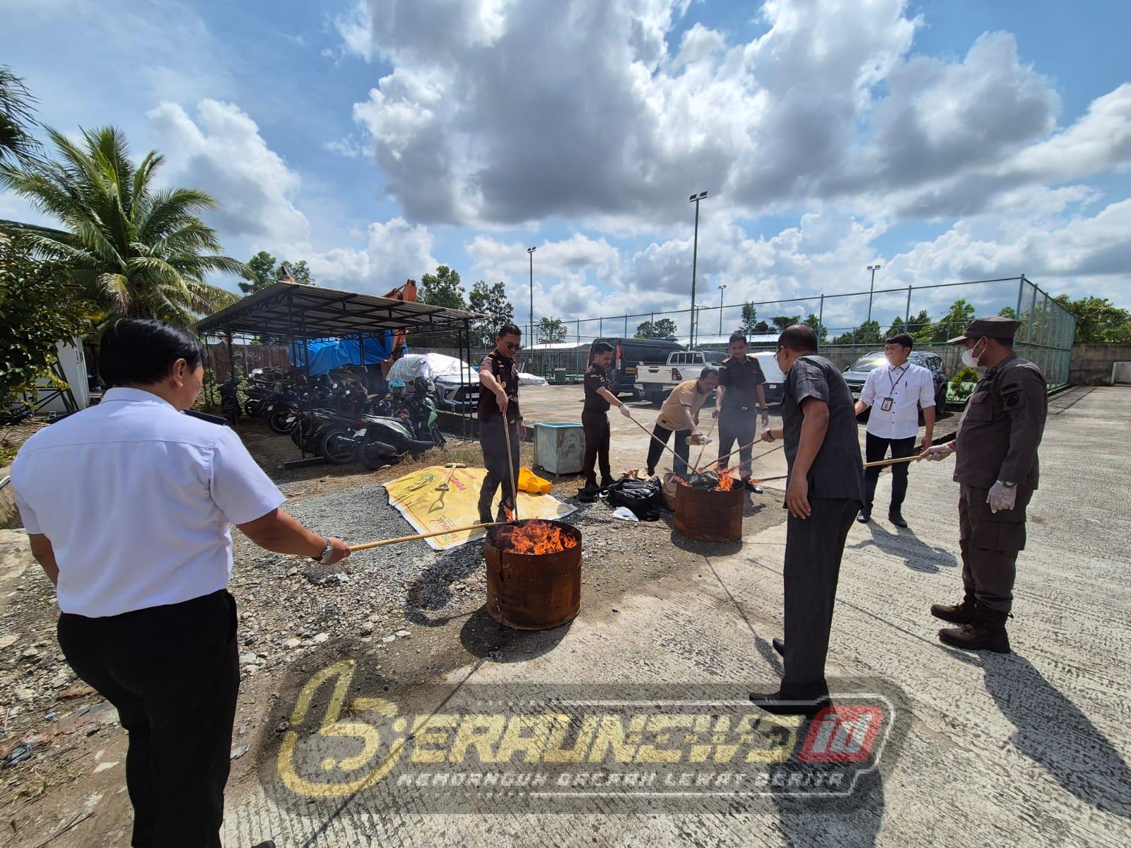 Puluhan Kasus Inkrah Dituntaskan, Kejari Bulungan Musnahkan Sabu dan Barang Bukti Lainnya