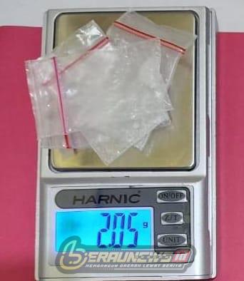 Penggeledahan Rumah di Karang Ambun, Empat Paket Sabu dan Tas Hitam Disita Polisi