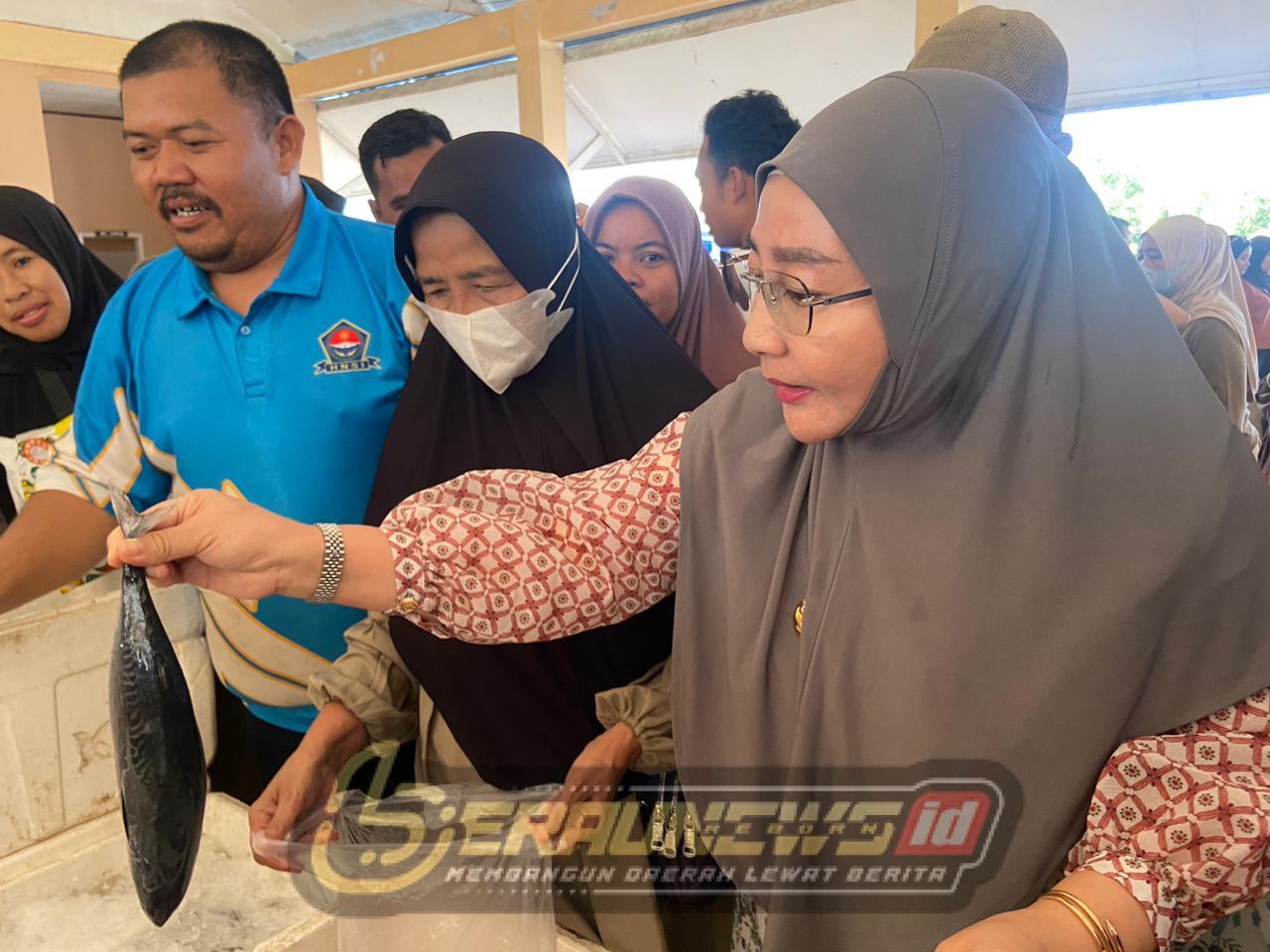 Dari Tawar-Menawar Ikan hingga UMKM Olahan Laut, Bupati Berau Pantau Pasar Murah di Sambaliung