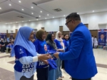 Edi Oloan Lantik Relawan di Berau, Janjikan Beasiswa Berkelanjutan