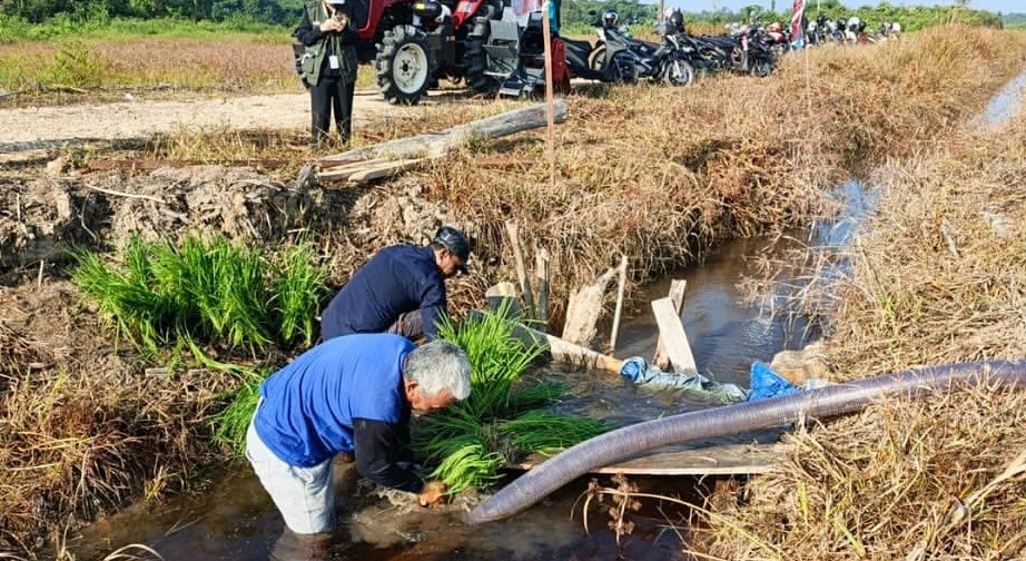 Pemprov Kaltim Sebar Bantuan BBM Alsintan ke Kelompok Tani di 10 Kabupaten dan Kota