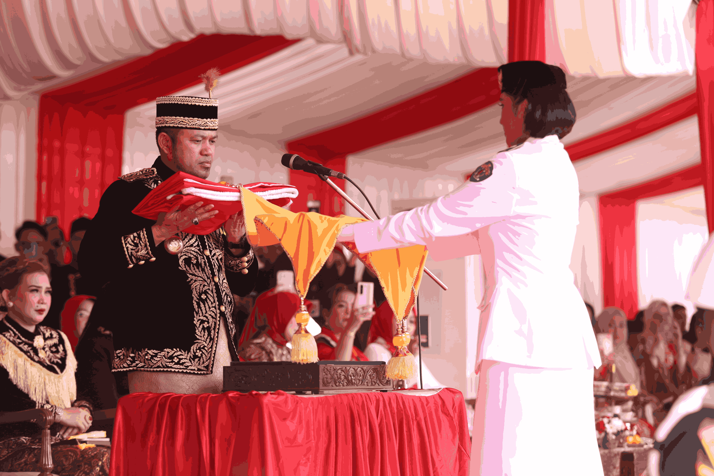Siswi Berau Bawa Baki Merah Putih di Upacara HUT ke-81 RI Tingkat Kaltim