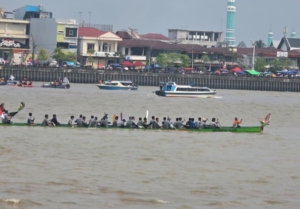 Wabup Gamalis Tutup Lomba Perahu Panjang 2026 di Sungai Segah