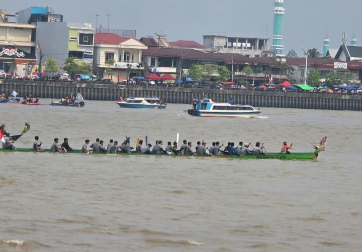 Wabup Gamalis Tutup Lomba Perahu Panjang 2026 di Sungai Segah