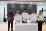 Peserta pertemuan pembahasan batas wilayah Berau dan Kutai Timur menunjukkan dokumen berita acara