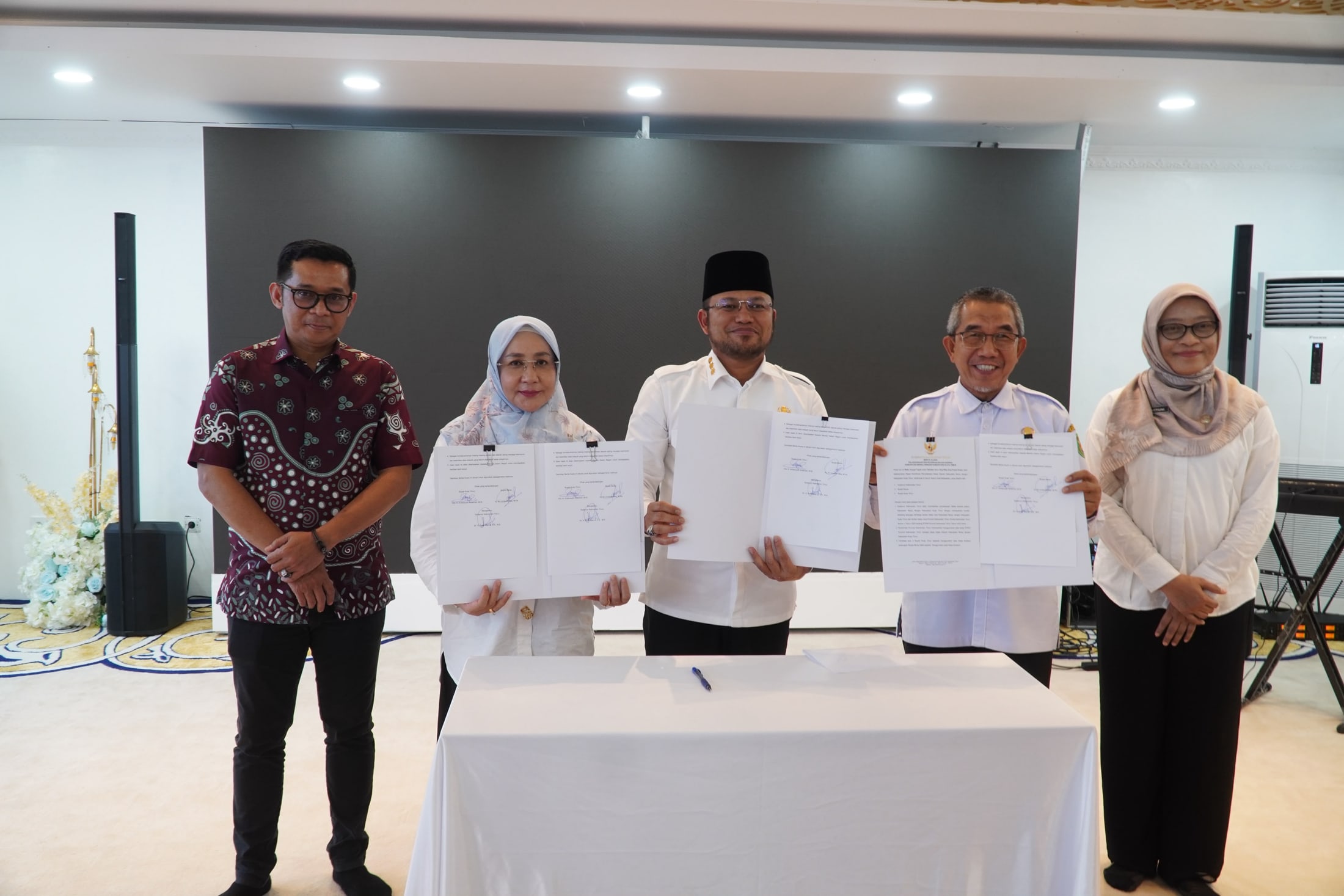 Peserta pertemuan pembahasan batas wilayah Berau dan Kutai Timur menunjukkan dokumen berita acara