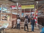 Petugas berada di arena sabung ayam di Teluk Bayur, Berau