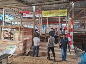 Petugas berada di arena sabung ayam di Teluk Bayur, Berau