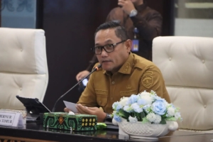 Pejabat berbicara dalam forum diskusi di ruang pertemuan