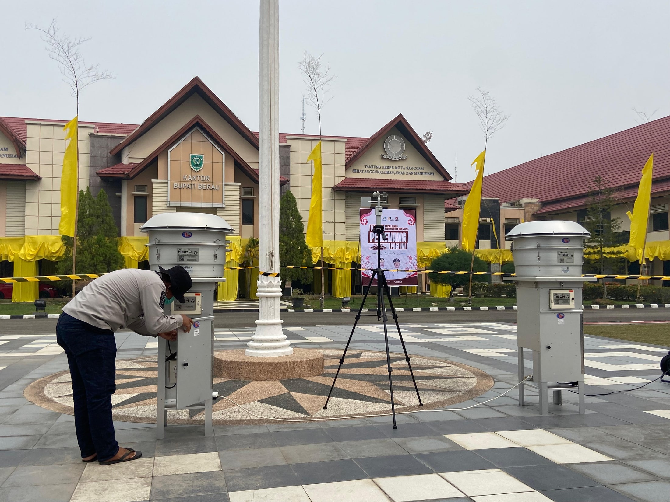 Petugas memeriksa alat pengukur kualitas udara di halaman Kantor Bupati Berau
